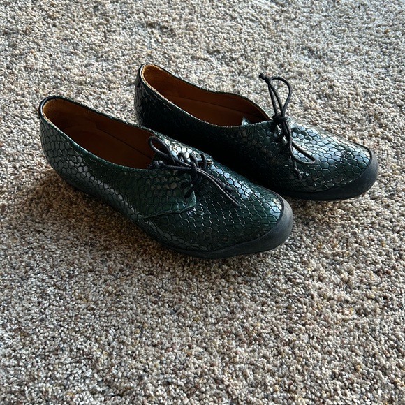 Tracey Neuls green snake skin sneaker - Picture 3 of 5